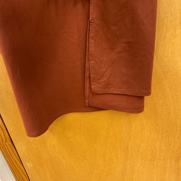 Zenana Rolled Short Sleeve V-Neck Top in Rust Sz Large (Oversized) - Picture 4 of 7